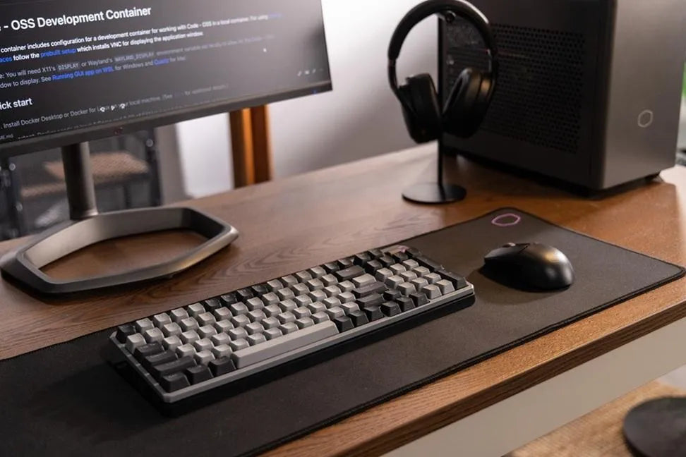 Clavier cooler master sur un bureau gamer