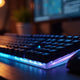 Clavier mecanique retroeclaire sur un bureau de developpeur
