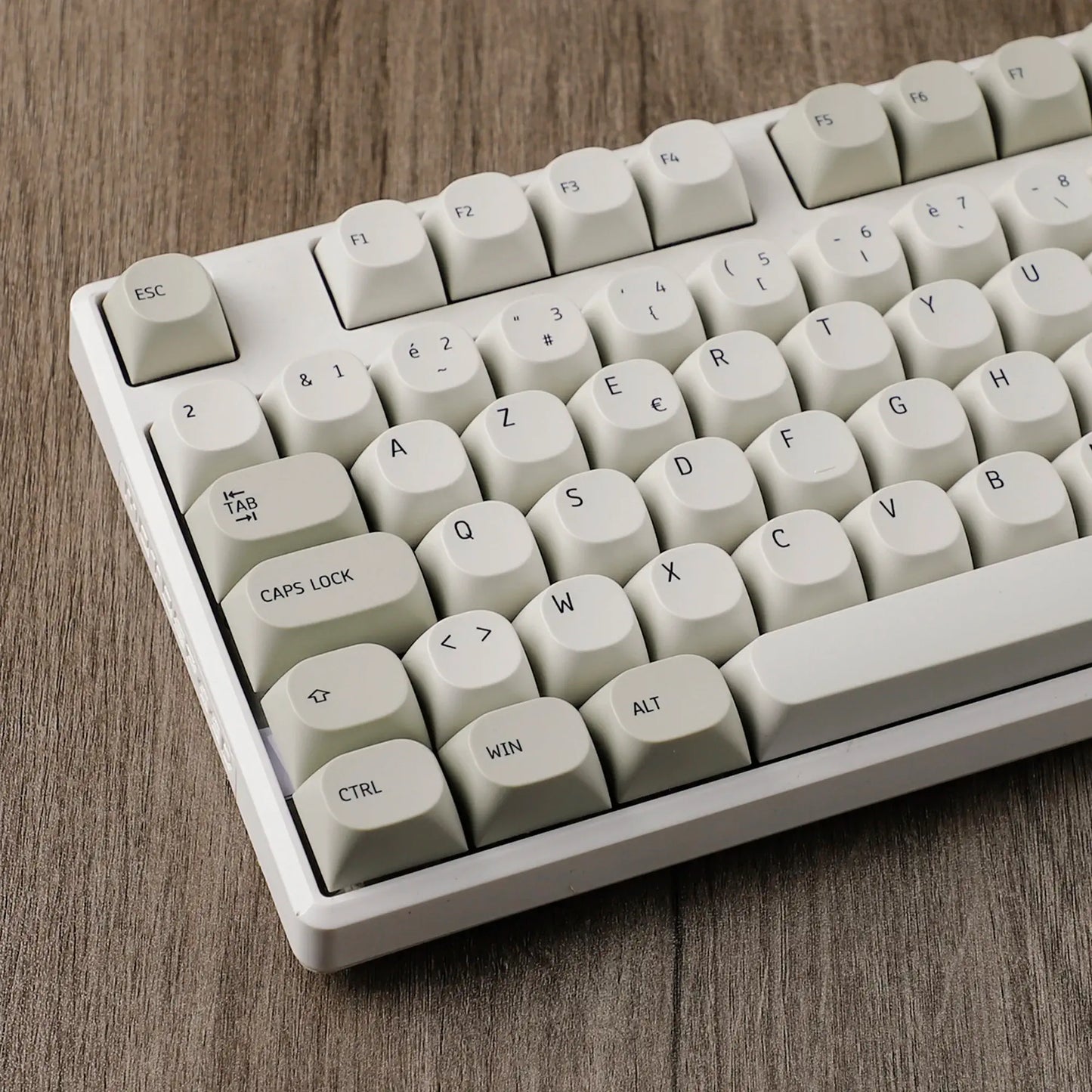 Azerty Keycaps Vintage Gris sur une table vesrion Français